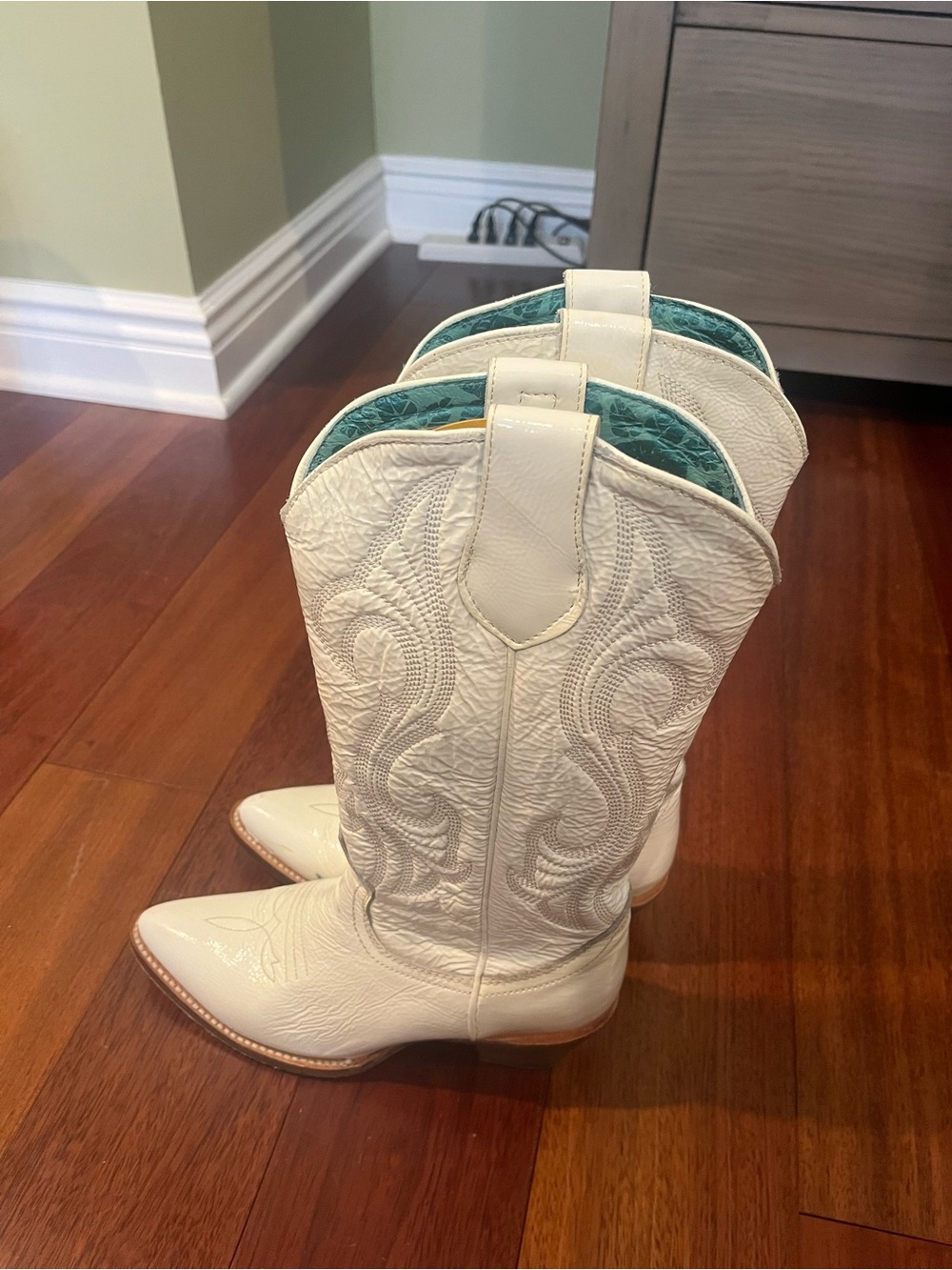 Women’s White Embroidered Western Cowboy Boots